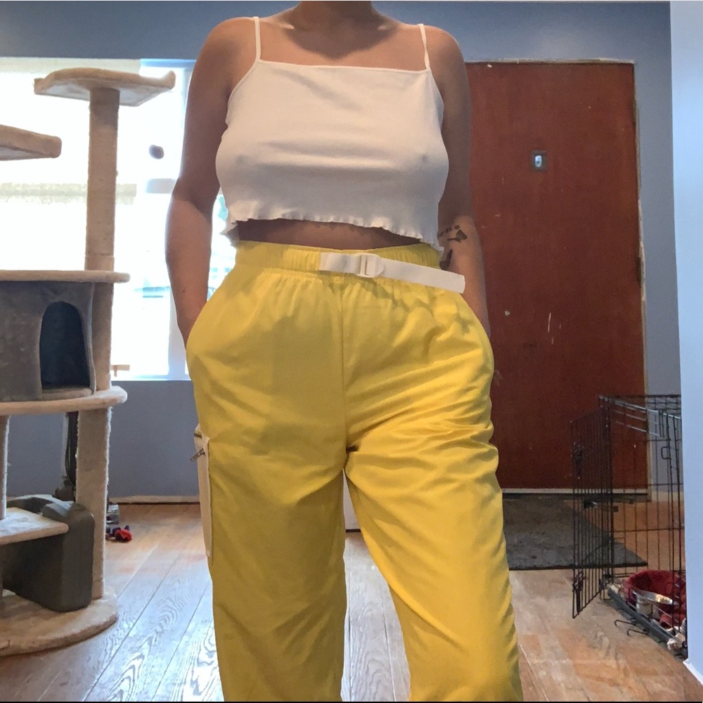 Yellow windbreaker sweats 🎾